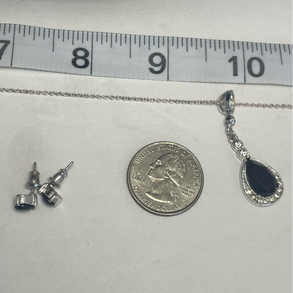Black teardrop and rhinestone pendant on silver tone Necklace with Earrings - Picture 4 of 5